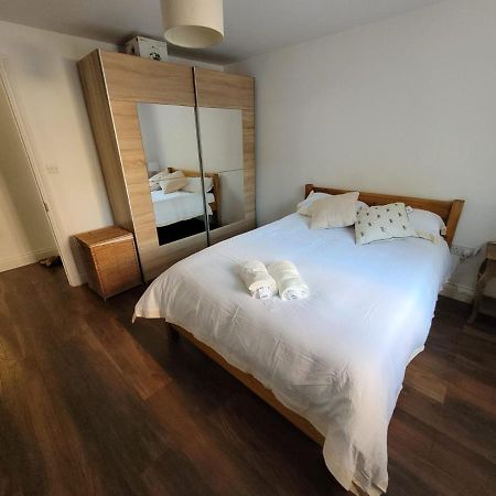 לונדון Comfortable Two Bedroom Modern Apartment מראה חיצוני תמונה