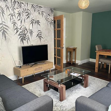 לונדון Comfortable Two Bedroom Modern Apartment מראה חיצוני תמונה