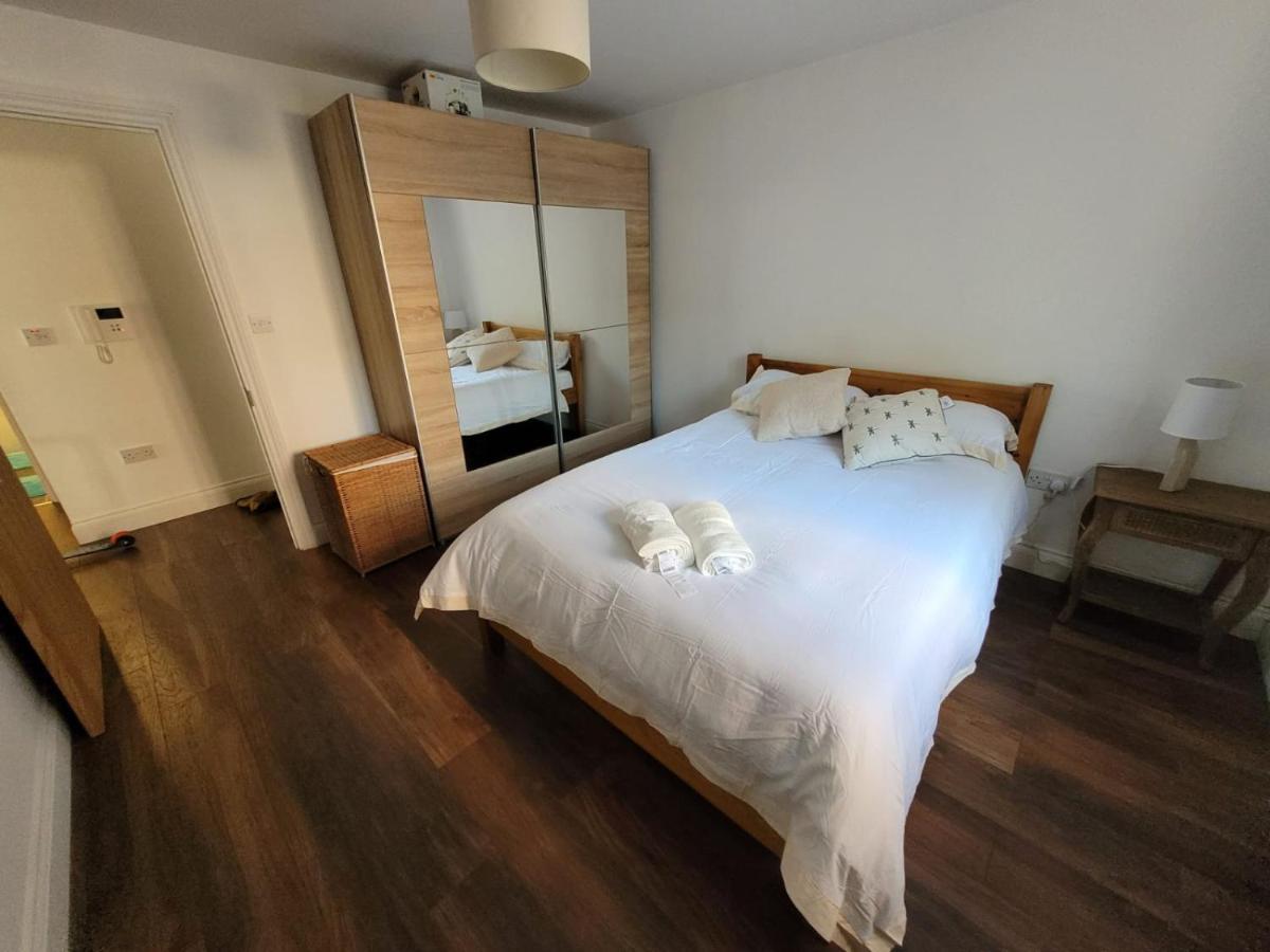 לונדון Comfortable Two Bedroom Modern Apartment מראה חיצוני תמונה