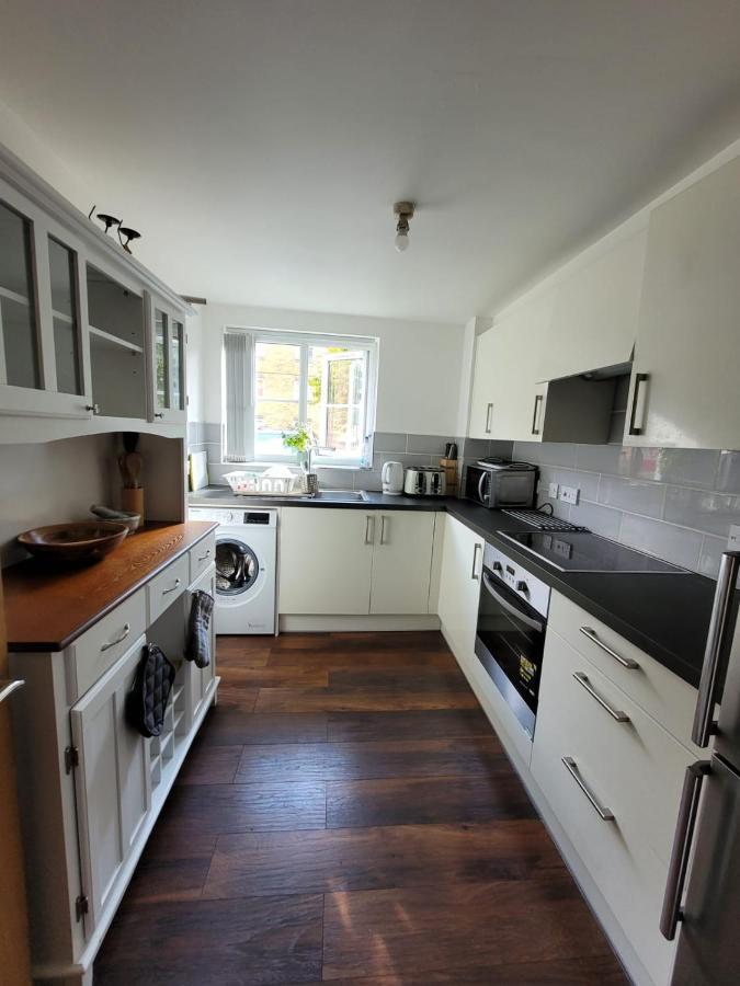 לונדון Comfortable Two Bedroom Modern Apartment מראה חיצוני תמונה