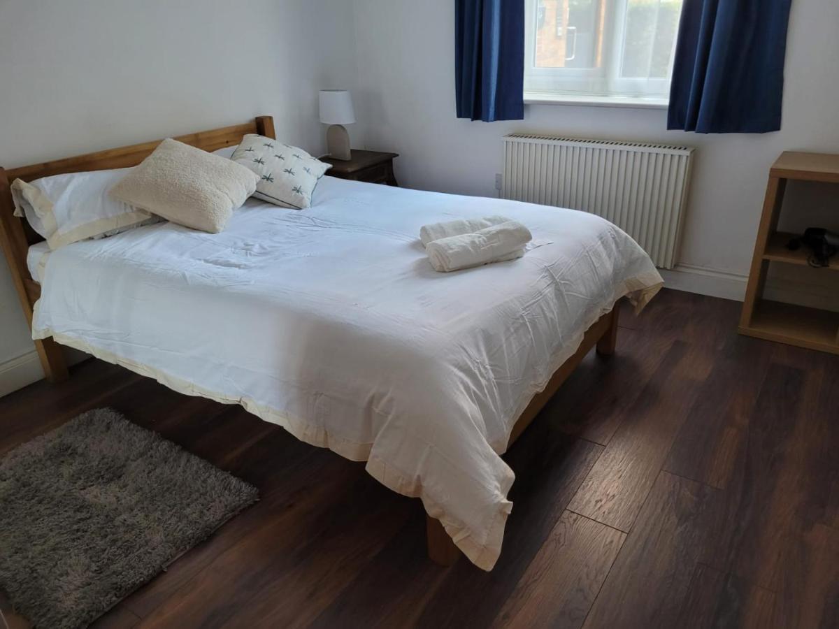 לונדון Comfortable Two Bedroom Modern Apartment מראה חיצוני תמונה