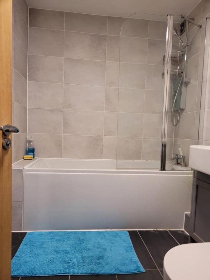 לונדון Comfortable Two Bedroom Modern Apartment מראה חיצוני תמונה