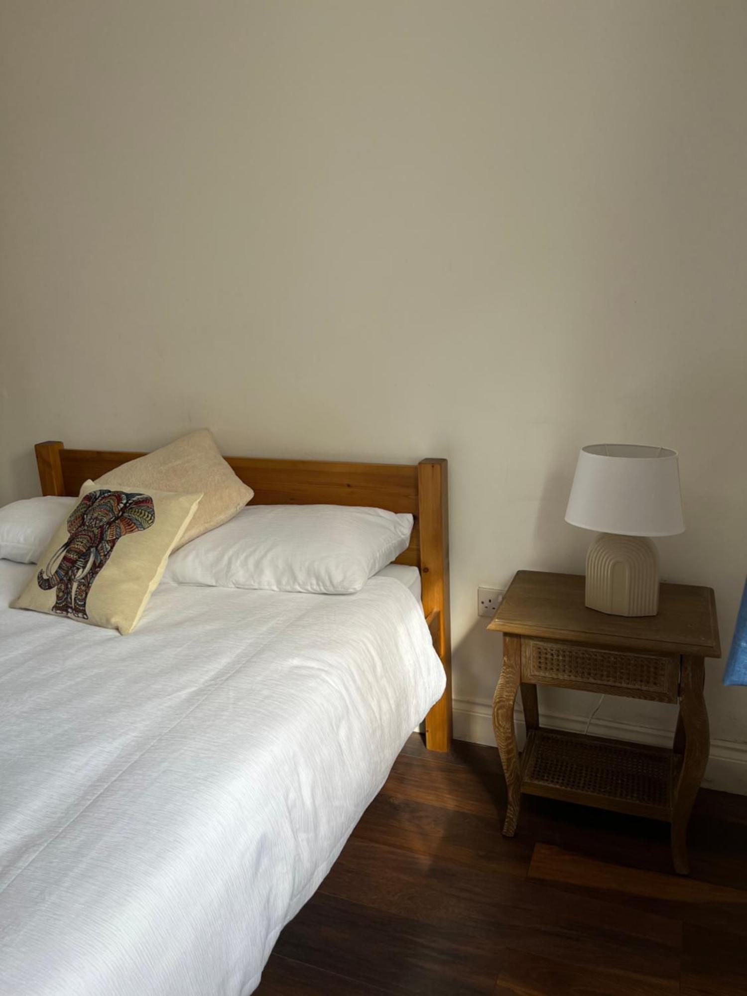 לונדון Comfortable Two Bedroom Modern Apartment מראה חיצוני תמונה