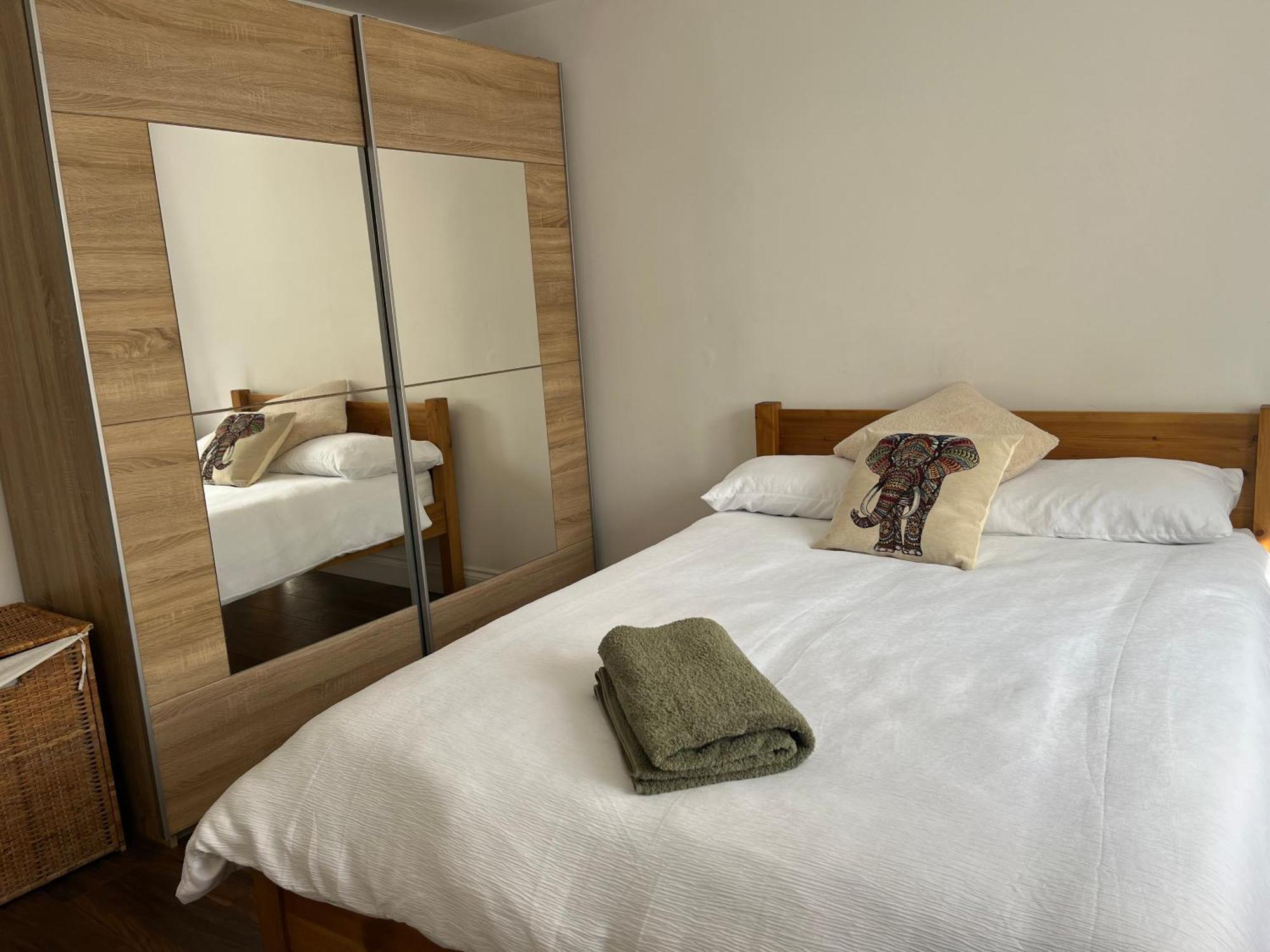 לונדון Comfortable Two Bedroom Modern Apartment מראה חיצוני תמונה